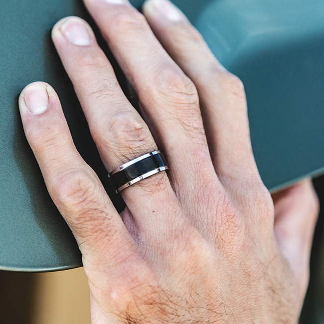 Hardy - Men's Titanium Two Tone Step Edge Black IP Ring